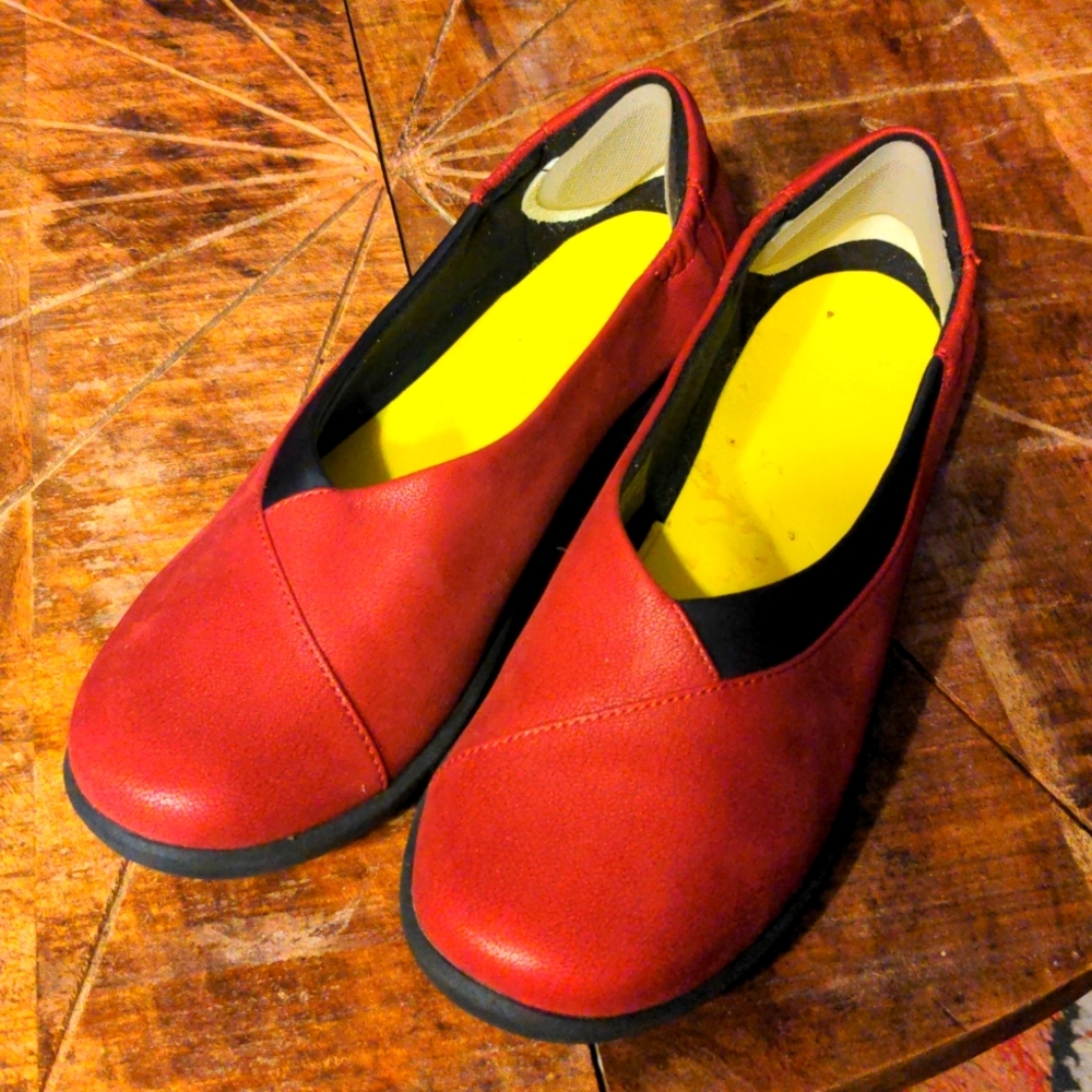 Clarks Cloud Steppers, red leather, size 9.5